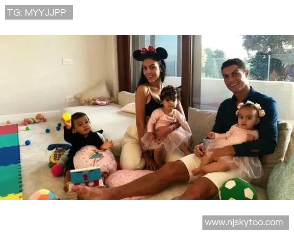 女儿的微笑是我踢球的动力足球明星的温馨家庭故事