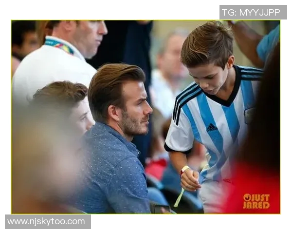 小鲜肉与足球明星亲密合影展现青春活力与运动魅力的完美结合