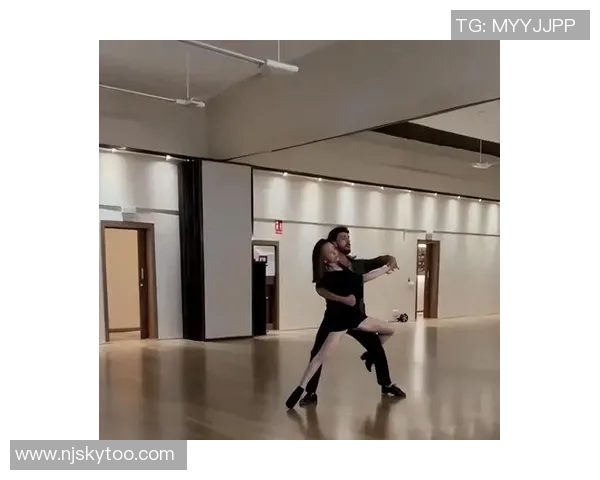 足球明星离婚后重拾爱情之路与新伴侣的甜蜜生活揭秘