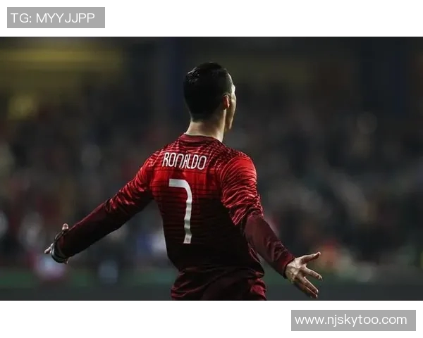 打造专属足球明星C罗背景墙布让你的空间充满运动激情与个性魅力